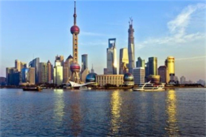 参与上海的足球赛事与活动